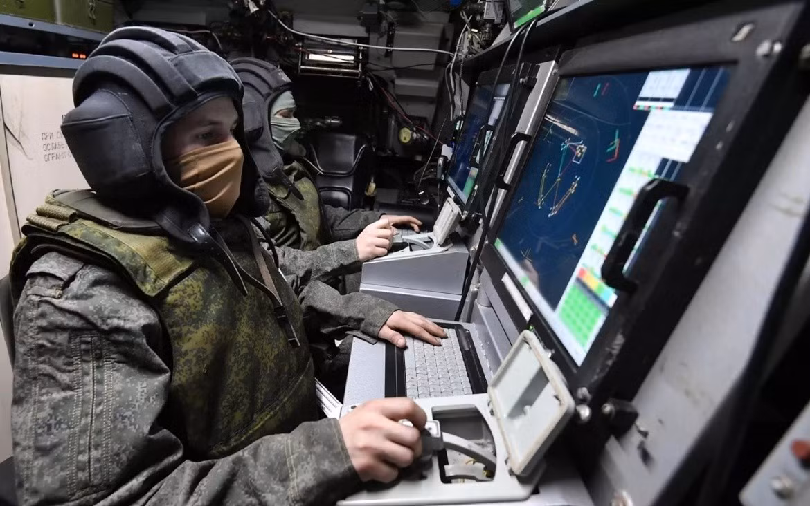 Nhưng qua hơn ba năm tham chiến, HIMARS hiện không còn là thách thức nghiêm trọng đối với hệ thống phòng không của Nga, nhất là khi Nga đưa vào biên chế rộng rãi các hệ thống Buk-M3 để bảo vệ các mục tiêu trọng yếu.