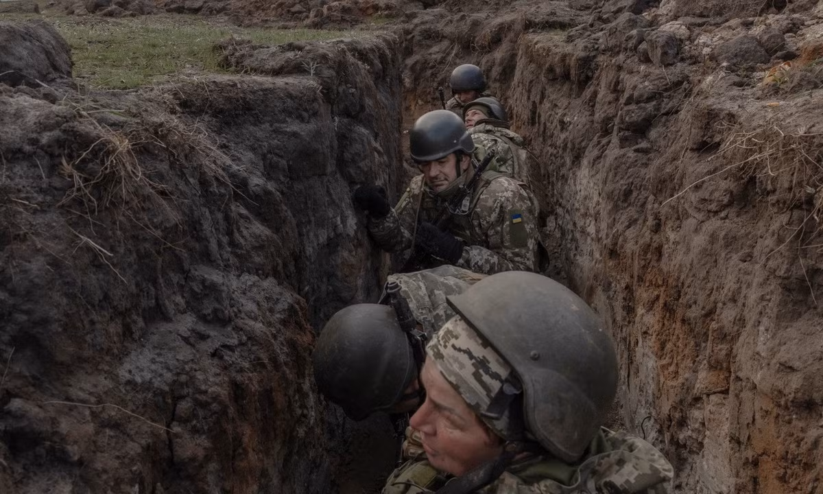 Thứ hai, cơ cấu chỉ huy rất hỗn loạn. Theo lời thú nhận của các binh sĩ Ukraine bị bắt, họ đã bị tê liệt thông tin ngay từ đầu trận đánh, khiến cấp dưới ở tiền tuyến phải “tự thân vận động”. Hệ thống liên lạc của AFU ở mặt trận, nhanh chóng sụp đổ trước chế áp toàn diện của các đơn vị tác chiến điện tử Nga. Các hệ thống tác chiến điện tử "Murmansk-BN" của Nga đã chặn và giải mã thành công hơn 90% thông tin liên lạc chiến thuật của AFU.