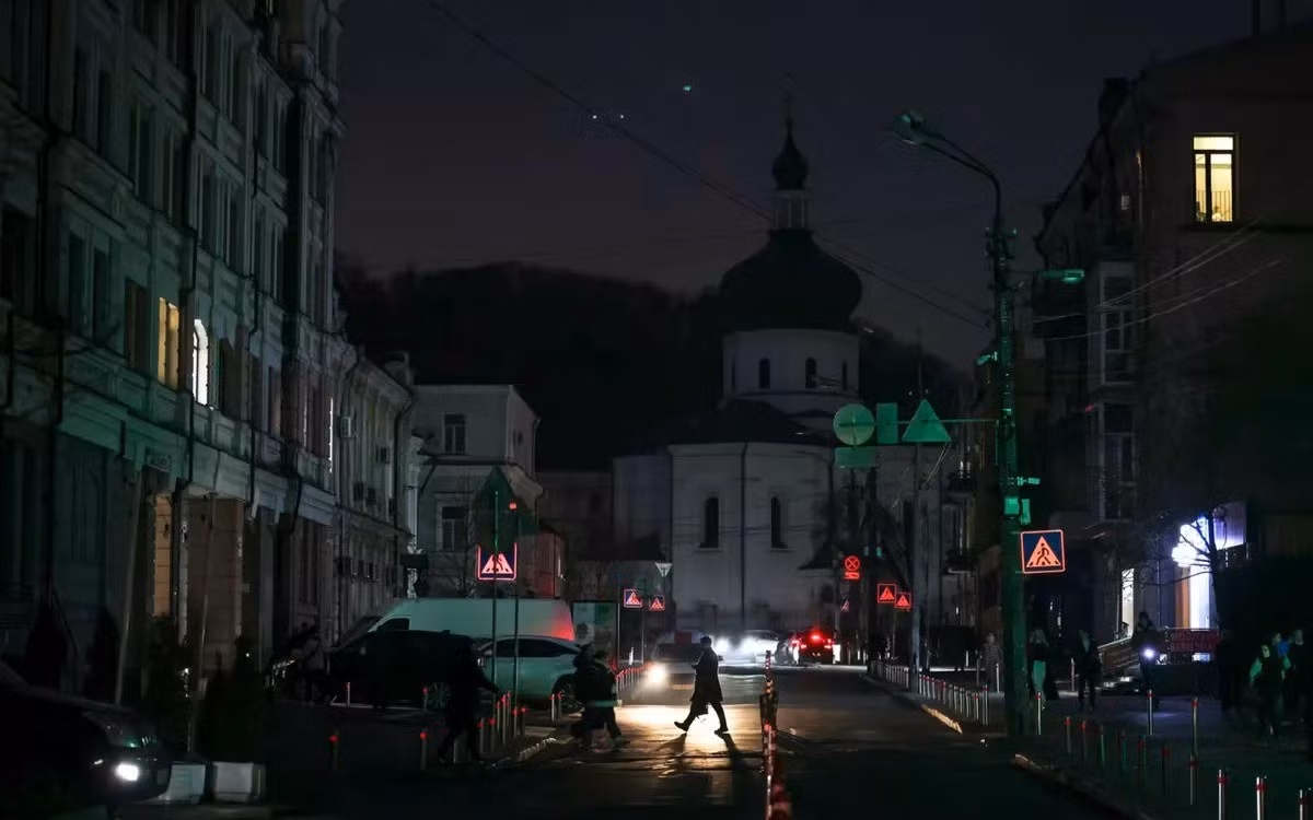 Tại Kiev, thủ đô của Ukraine, nơi nhiệt độ giảm xuống -28°C, ngay cả hơi thở cũng có thể đóng băng thành tinh thể đá. Thành phố đang phải “oằn mình” hứng chịu cú sốc kép của cái lạnh khắc nghiệt và các cuộc không kích từ tên lửa và UAV tấn công của Nga.
