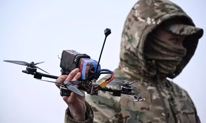 "Chúng tôi thường sử dụng UAV FPV để chặn bộ binh Nga, song các tổ vận hành UAV liên tục bị đối phương săn lùng và phải rút lui về tuyến sau. Hậu quả là xuất hiện các vùng trống hỏa lực, thay vì vùng tiêu diệt địch; tạo lợi thế cho quân Nga tiến công", Bunyatov cho biết.
