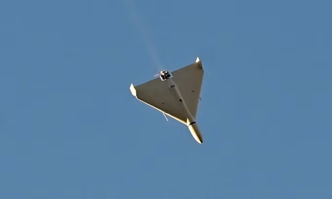 Trước cuộc tấn công vào các mục tiêu của Ukraine ở Zhitomir và vùng phụ cận, UAV Geran-2 của Nga đã trình diễn một chiến thuật thú vị, khi những chiếc Geran-2 bay vào không phận của vùng Zhitomir từng chiếc một và tạo thành từng nhóm. Trên bầu trời, chúng sắp xếp thành một vòng tròn và di chuyển theo vòng tròn, sau đó 2-3 chiếc một lao vào tấn công mục tiêu.