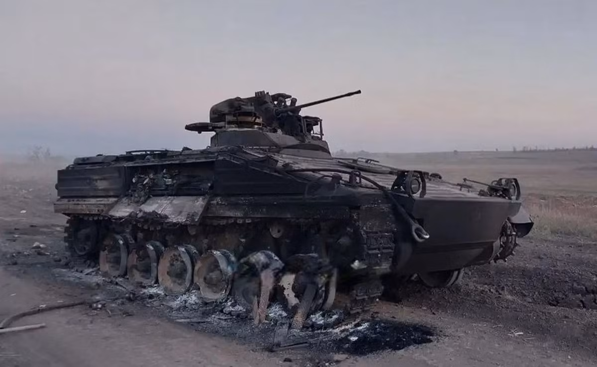 Theo ghi nhận, bộ binh Nga ở khu đô thị Myrnohrad vẫn chưa xung phong đánh chiếm mục tiêu. Trong khi quân Ukraine đang tìm cách tấn công từ đầu cầu Gryshyne; 9 cuộc phản công của Lữ đoàn bộ binh cơ giới 32 và Trung đoàn tấn công 425 Skala, được tăng cường cả xe bọc thép, đã bị đẩy lùi trong 24 giờ qua. ﻿ (nguồn ảnh Military Review, Ukrinform, TASS).