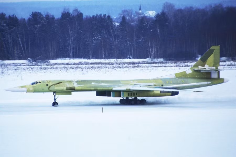 Lý do rất đơn giản, đó là khi Liên Xô sụp đổ năm 1991, bốn thân máy bay Tu-160 chưa lắp ráp đã bị bỏ lại. Vào năm 2000 và 2008, Nga đã lắp ráp và đưa vào sử dụng hai chiếc, còn lại hai khung thân máy bay. Vào năm 2017, Nga đã lắp ráp thêm một chiếc nữa, nhưng chưa bao giờ đưa vào sử dụng.
