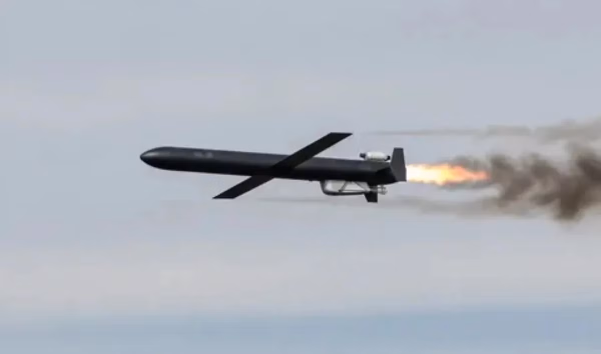 “Chỉ trong bốn ngày cuối tháng 8, khoảng 800 UAV phản lực đã được phóng đi, chủ yếu hướng về thủ đô Kiev. Nga đang đưa những UAV tấn công mới này vào chiến đấu, gần như ngay sau khi chúng được sản xuất hàng loạt”, The Sunday Times dẫn lời Đại tá Yuriy Ignat, phát ngôn viên của lực lượng phòng không, không quân Ukraine.