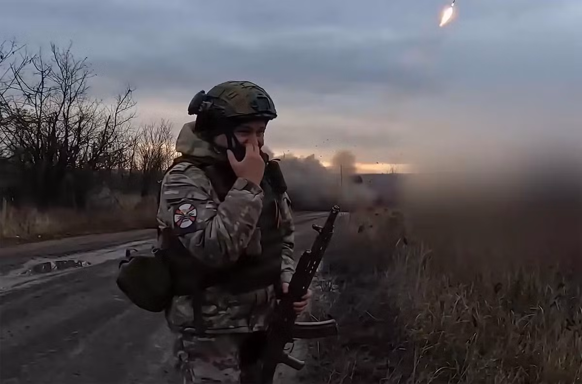 Trang Military Review của Nga cho biết, mặc dù thời tiết mùa đông ở khu vực Đông Âu đang lên tới đỉnh điểm và những ngày đầu năm mới, nhưng Quân đội Nga (RFAF), vẫn tiếp tục tấn công trên toàn chiến tuyến. Trong báo cáo chiến trường ngày hôm nay, Bộ Quốc phòng Nga thông báo về việc đánh bại một lữ đoàn đặc nhiệm Azov.