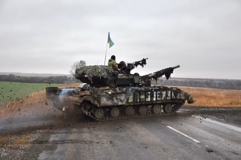 Trước mối đe dọa quân Ukraine sẽ bị bao vây hoàn toàn ở Kupyansk, một số đơn vị AFU đã quyết định đột phá, để tăng cường xe tăng cho quân Ukraine đang ở trong vòng vây. Tuy nhiên hành động này đã bị quân Nga kịp thời phát hiện và họ đã thực hiện một loạt các biện pháp để dụ xe tăng của đối phương vào khu vực tiêu diệt.