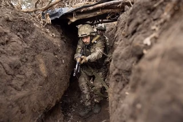 Kênh ZOV đánh giá, Kupyansk dường như đang đến những ngày cuối cùng dưới sự kiểm soát của Kiev, khi RFAF đã bao vây lực lượng quân Ukraine ở trung tâm thành phố. Xa hơn về phía bắc, RFAF đang tiến về phía tây bắc từ Dvurechnaya và bao vây Khatnee, tiến về trung tâm hậu cần Velykyi Burluk.