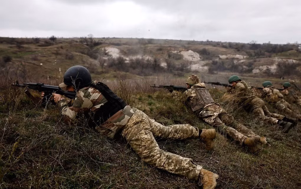 Việc cắt giảm viện trợ này đã gây ra phản ứng dây chuyền trên chiến trường Ukraine. Tại Zaporozhye, Lữ đoàn sơn cước 128 của Ukraine, do thiếu tên lửa chống tăng, buộc phải sử dụng súng chống tăng B-41 chống lại xe tăng T-80BVM của Nga, dẫn đến thương vong kỷ lục trong một ngày là 47 người.