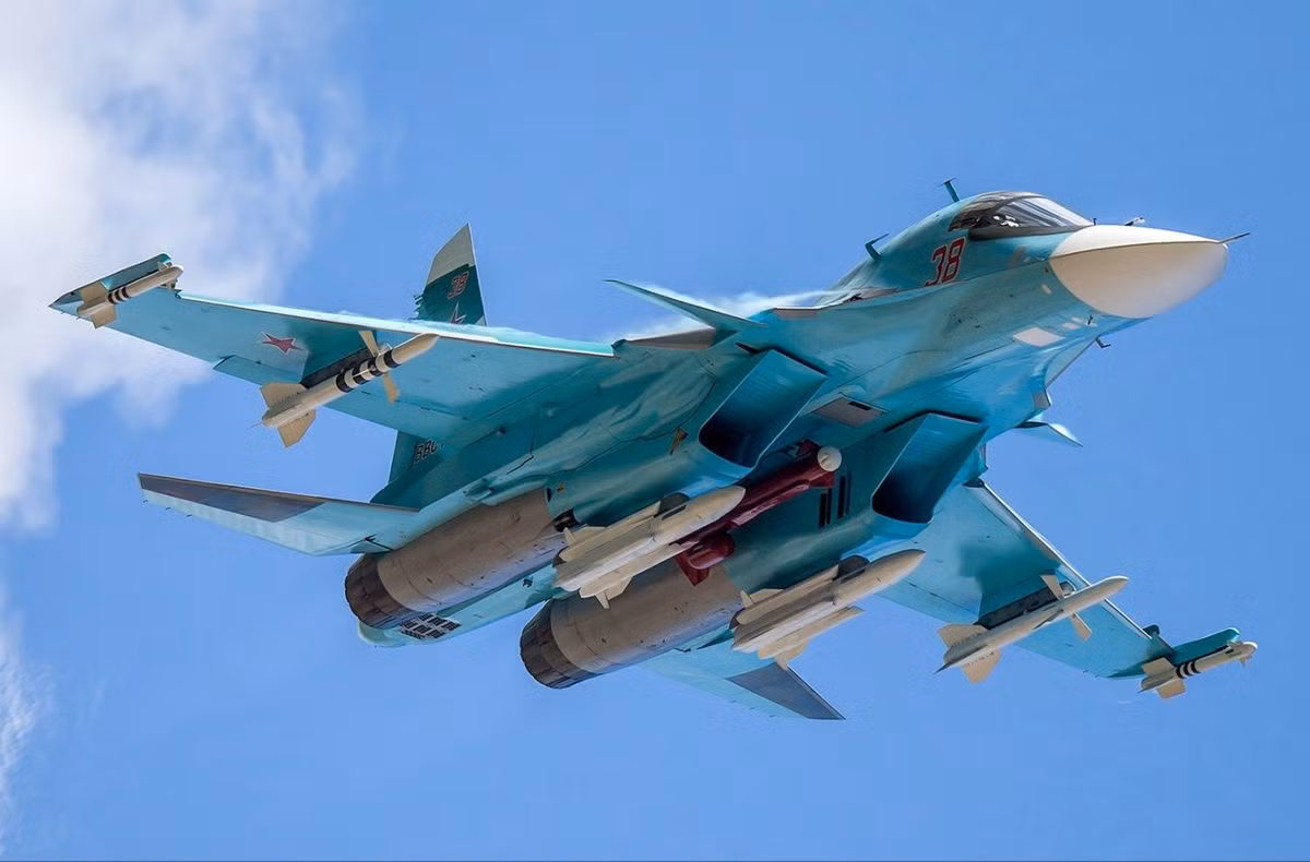 Diện tích phản xạ radar của Su-34 tương đương với tên lửa hành trình, khả năng tác chiến điện tử mạnh mẽ cùng khả năng cơ động cao giúp loại tiêm kích bom này có khả năng sống sót cực cao trong chiến đấu cường độ cao.