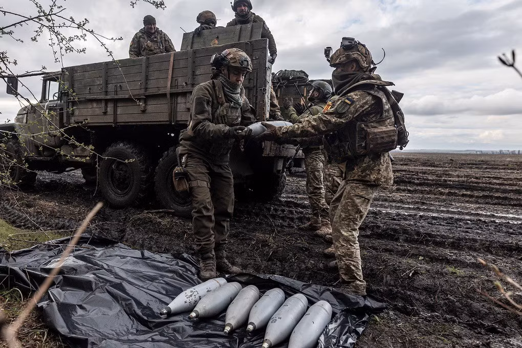 Nếu Ukraine không nhận được viện trợ quân sự khẩn cấp và quân số, các tuyến phòng thủ then chốt có thể chỉ trụ được 2-3 tháng; tuy nhiên, sức kháng cự cục bộ (như chiến tranh du kích và các cuộc tấn công bằng UAV) có thể kéo dài hơn. Kết quả cuối cùng phụ thuộc vào việc liệu viện trợ phương Tây có đến trước mùa đông hay không và liệu hậu cần Nga có thể duy trì được một cuộc tấn công cường độ cao hay không. (nguồn ảnh Military Review, Ukrinform, Kyiv Post).