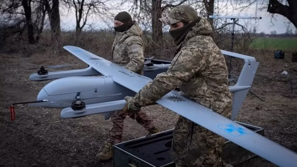 Vào thời điểm then chốt, quân đội Ukraine lần đầu tiên sử dụng UAV tấn công TC-300 do Thổ Nhĩ Kỳ cung cấp, thực hiện "chiến thuật bầy đàn" và đã phá hủy ba trận địa pháo binh của Nga trong vòng 24 giờ.