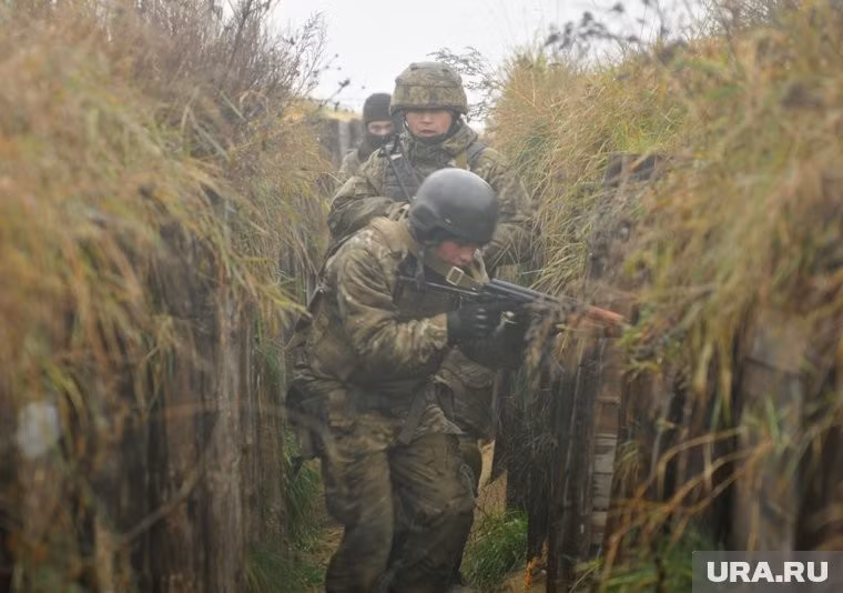 Kênh DeepState có liên hệ với Tổng cục Tình báo quốc phòng Ukraine (GUR) xác nhận, 2 nhóm thiết giáp, mỗi nhóm gồm 7 xe chiến đấu bộ binh (IFV), dưới sự yểm trợ của 2 xe tăng, đã đột nhập vào khu định cư và đổ bộ một lực lượng gồm 50-75 người. "Tình hình vẫn còn khó khăn", Deep State nhận định.