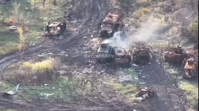 Trang Readovka cho biết, trước sức ép tiến công liên tục của RFAF, quân Ukraine khó có thể rút lui an toàn khỏi khu vực Pokrovsk - Mirnograd mà không chịu tổn thất. Chỉ tính riêng tại một giao lộ gần Hirnyk, hơn 20 xe cơ giới của AFU đã bị phá hủy trên đường rút chạy.