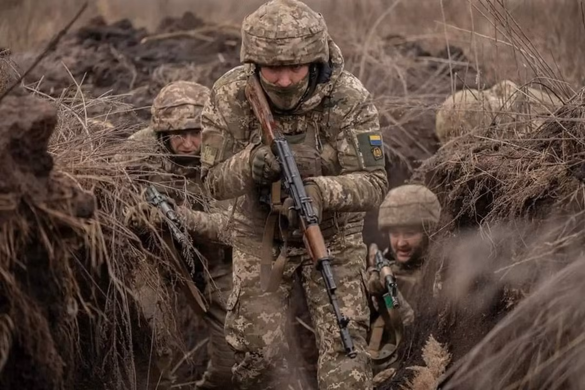 Theo kênh Readovka, Tập đoàn quân 51 RFAF đã đè bẹp nỗ lực của quân Ukraine ở “mấu lồi Dobropolye”, để giảm áp lực cho Pokrovsk. Các nguồn tin ủng hộ Kiev bắt đầu suy đoán về sự cần thiết phải ngay lập tức từ bỏ Pokrovsk và Mirnograd, nhưng có lẽ đã quá muộn.