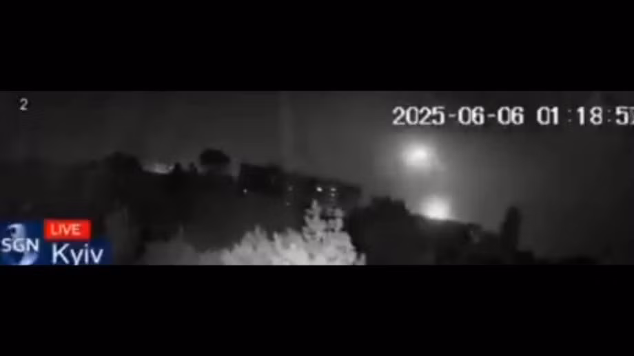 Chứng minh cho những luận điểm trên, đó là video cho thấy các hệ thống phòng không Patriot ở Kiev liên tiếp phóng đạn, đánh chặn các mục tiêu trên không, và sau đó một vật thể lao xuống nơi trận địa tên lửa phòng không được phóng đi, kết thúc là một quầng sáng và một tiếng nổ mạnh vang lên. (nguồn ảnh Topwar, Ukrinform, Kyiv Post).