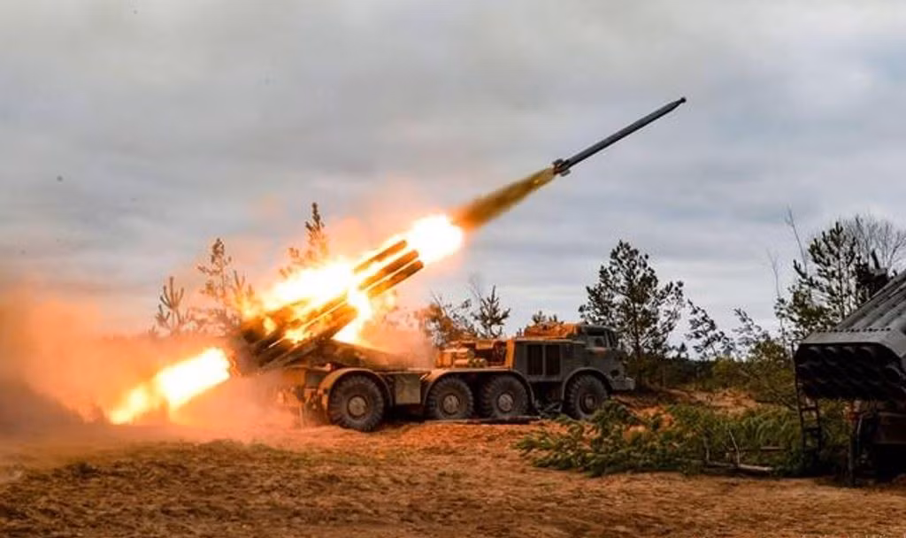 Do vậy bất kỳ sự di chuyển nào của quân tiếp viện Ukraine từ làng Gryshyne vào tăng viện cho Pokrovsk, sẽ ngay lập tức kích hoạt một loạt pháo phản lực tầm xa cũng như UAV FPV của Nga. Đặc biệt, chiến thuật sử dụng UAV FPV phục kích ở ven đường hoặc các địa điểm bí mật, khi phát hiện quân Ukraine trên đường, lập tức kích hoạt UAV FPV tấn công.