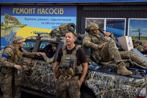 Pokrovsk cũng là ngã tư đường sắt và đường bộ ở miền đông Ukraine, vì vậy nơi đây đã trở thành một trong những trung tâm phân phối vật chất quan trọng của AFU ở mặt trận Donetsk. Từ Ugledar ở phía nam, đến Kostiantynivka và Chasov Yar ở phía đông bắc, quân Ukraine đồn trú tại vòng cung phòng thủ này, đều phải dựa vào sự hỗ trợ hậu cần từ Pokrovsk.