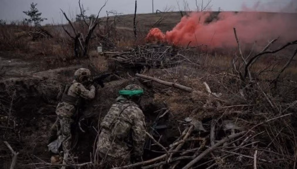 Trong khi đó, các phương tiện truyền thông Ukraine chưa xác nhận việc RFAF tiến vào Ivanovka, nhưng họ thừa nhận rằng quân Nga đang cố gắng vượt sông Volchya và củng cố vị trí ở phía nam và phía đông ngôi làng. Hơn nữa, tình hình ở thị trấn Novopavlovka lân cận cũng cực kỳ đáng báo động, khi RFAF đang “dọn sạch” các cứ điểm gần thị trấn bằng bom FAB và tên lửa.