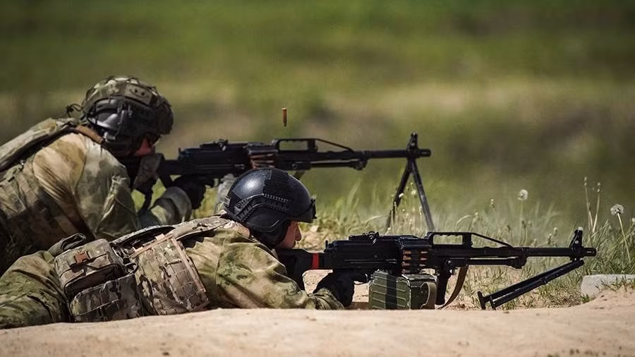 Ví dụ, tại vùng Donbas, các đơn vị nhỏ của Nga đã liên tục xâm nhập vào hệ thống phòng thủ của Ukraine, tiếp cận các kho vũ khí ở phía sau và phục kích các đoàn xe vận tải. Điều này ngay lập tức gây ra khó khăn cho quân đội Ukraine (AFU) ở tuyến trước, khi hết đạn, không có quân tiếp viện; dẫn đến hệ thống phòng thủ của họ dần dần bị phá vỡ.
