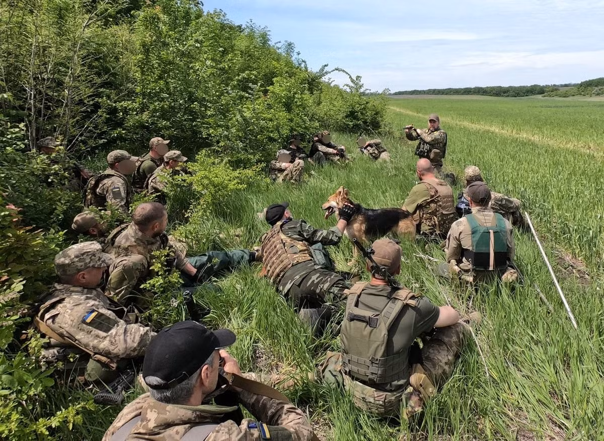 Tuy nhiên, ngay cả các nguồn tin Ukraine cũng lưu ý rằng các đơn vị Ukraine hoạt động trong khu vực này đang bị kiệt sức, do đó Bộ Tổng tham mưu AFU cũng ưu tiên lực lượng tiếp viện, nhằm nhanh chóng khắc phục tình hình để ngăn chặn mặt trận đột ngột sụp đổ.