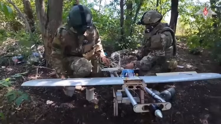 Những chiếc UAV này của RFAF, đã cung cấp khả năng giám sát gần như suốt ngày đêm các hoạt động di chuyển của AFU và tấn công vào các khu vực tập trung quân số, cũng như các trận địa của Ukraine; nhất là các trận địa hỏa lực.