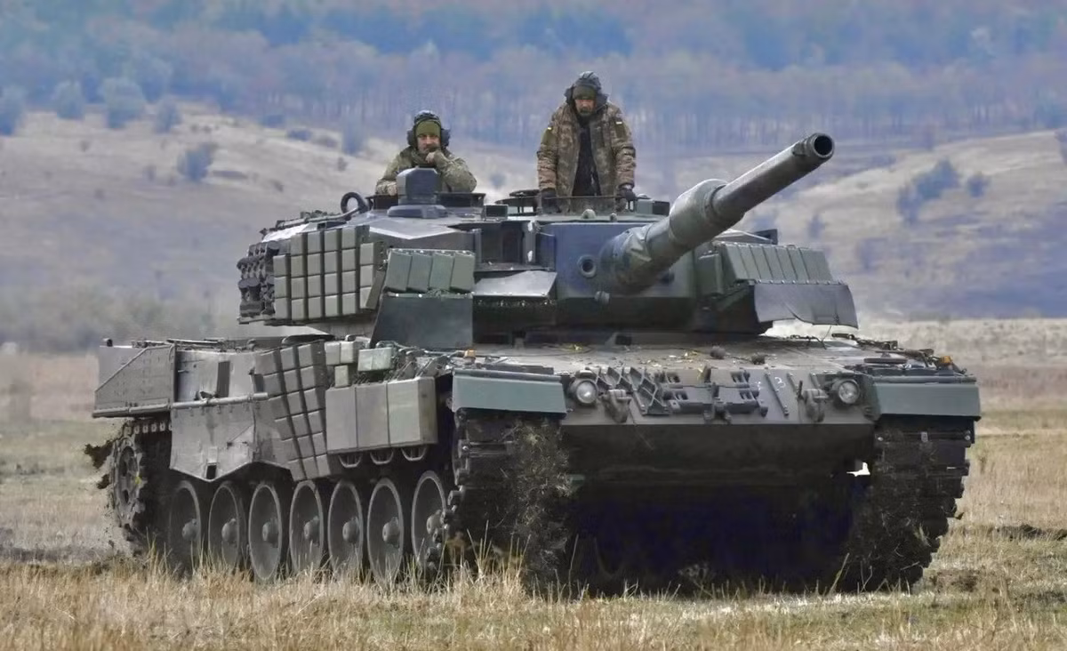 Tuy nhiên theo theo tờ báo Future Army của Slovakia, dẫn nguồn tin của một trong những tiểu đoàn bảo đảm kỹ thuật thiết giáp của quân đội Ukraine (AFU), cho biết một chiếc xe tăng Leopard 2A4 đang phục vụ trong AFU, đã chịu được 10 đòn tấn công trong một cuộc tấn công bằng UAV FPV và cả vụ nổ đạn của chính nó.