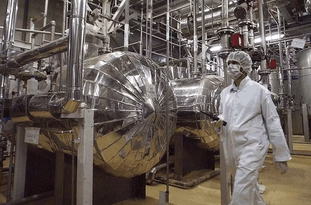  Lập trường của Iran rất rõ ràng: nước này từ chối vận chuyển uranium được làm giàu ra nước ngoài, chỉ đồng ý tạm dừng một số hoạt động hạt nhân trong 5 năm, khẳng định năng lượng hạt nhân vì mục đích hòa bình là quyền bất khả xâm phạm của nhà nước, yêu cầu pha loãng vật liệu hạt nhân trong biên giới của mình và chấp nhận sự giám sát chung của nhiều bên.