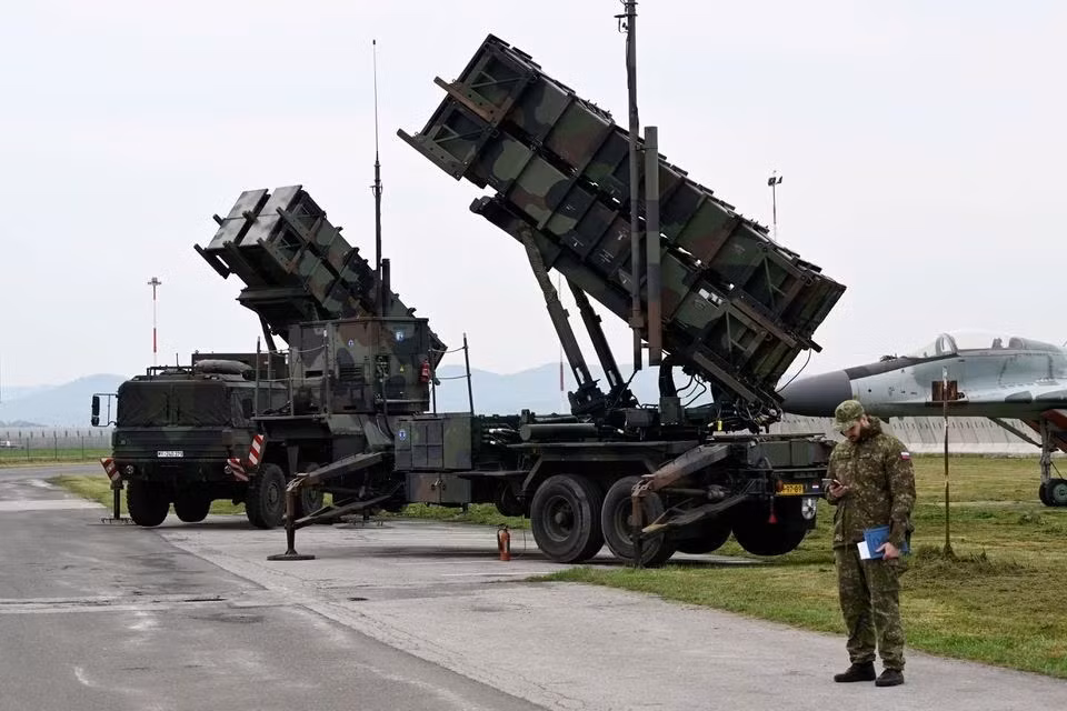 Quan trọng nhất là tên lửa đánh chặn Patriot, cũng không phù hợp để tiêu diệt một đàn UAV tự sát do chi phí cao. Ngoài ra, Kiev hiện có rất ít tên lửa phòng không loại khác; việc sử dụng rộng rãi tên lửa phòng không vác vai (MANPADS) Stingers cũng sẽ không thay đổi được tình hình.
