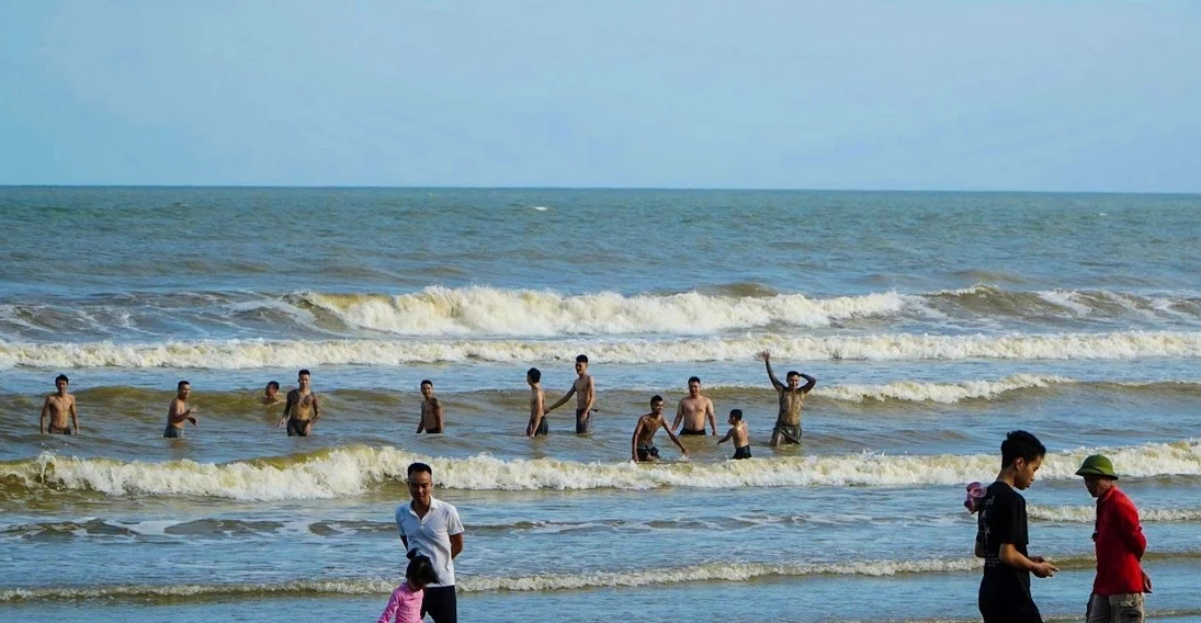Ngư dân Thanh Hóa lo 'chạy' bão, du khách vẫn tắm biển
