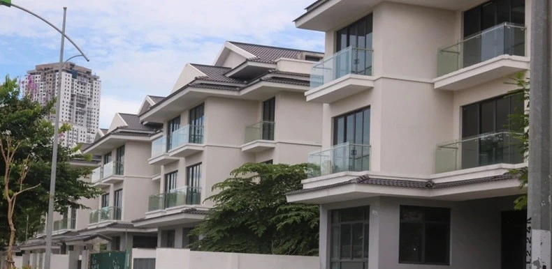 Cận cảnh Loạt biệt thự triệu đô bỏ hoang giữa Hà Nội