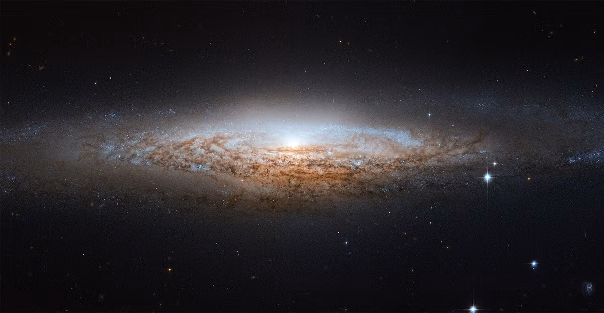  Chúng không phải là vật thể bay không xác định - cũng viết tắt là UFO - nhưng bí ẩn không kém. Thiên hà UFO lớn bất thường và có màu đỏ ma quái, NGC 2683 cách chúng ta 30 triệu năm ánh sáng là một trong số đó và được kính viễn vọng không gian Hubble chụp lại. 