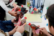 Chuyện lạ giữa mùa hè: Vì sao nhiều người uống xong chai nước giải khát vẫn chưa vội rời đi? 