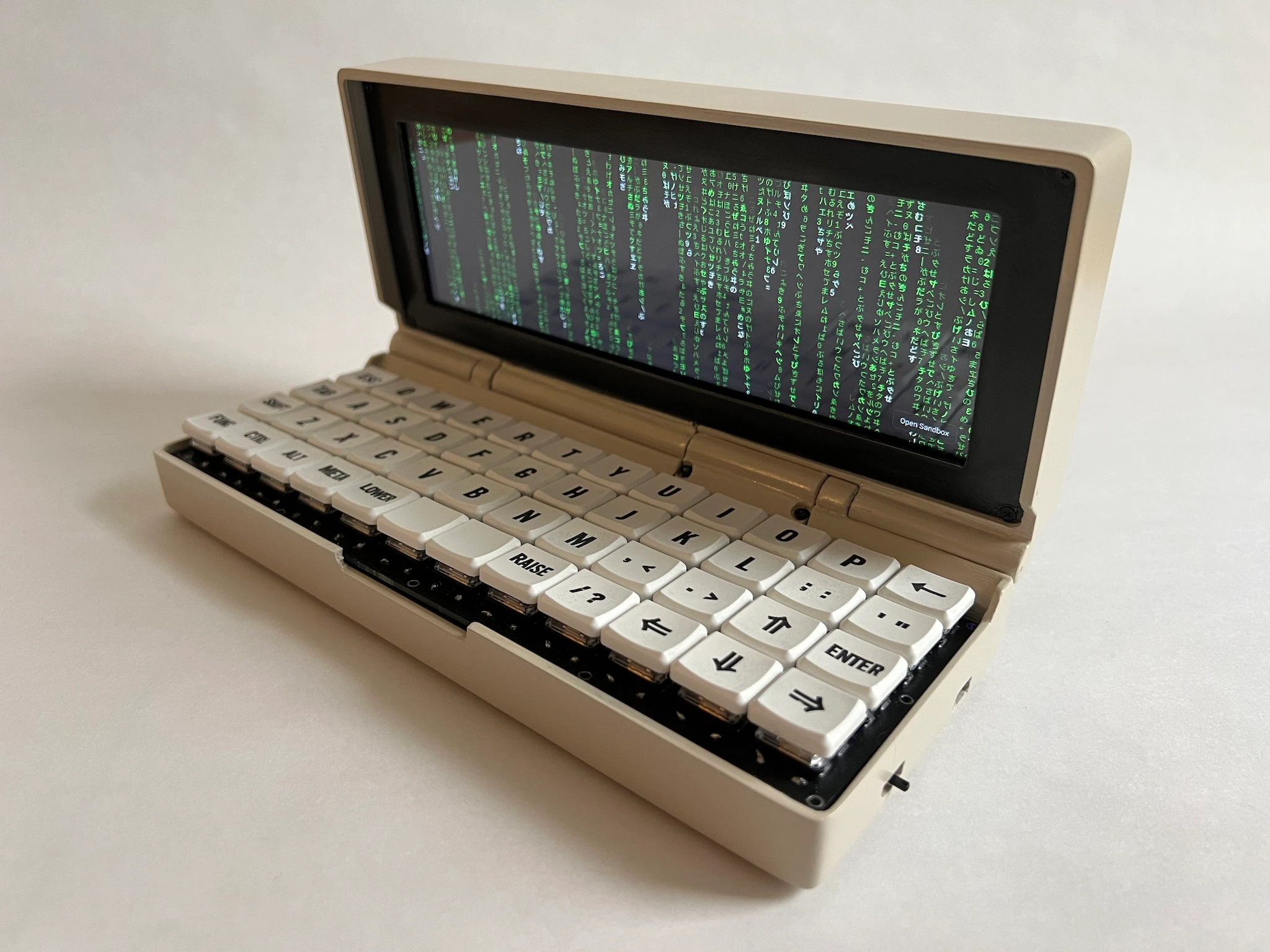 Laptop tự chế siêu nhỏ, có bàn phím cơ