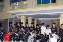 Bắt 12 đối tượng mang hung khí lạng lách, đánh võng trên đường ở Ninh Bình