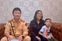 CSGT tìm người thân cho bé trai đi lạc ở bến xe Mỹ Đình