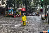 Mưa lớn kéo dài, nhiều tuyến phố Hà Nội chìm trong biển nước 