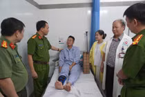 Thượng úy Cảnh sát cơ động bị đẩy ngã phải nhập viện