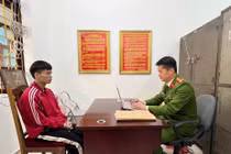 Tiếp nhận đối tượng truy nã sau thời gian lẩn trốn tại Trung Quốc