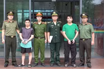 Tiếp nhận 38 công dân Việt Nam, phát hiện 2 kẻ có lệnh truy nã
