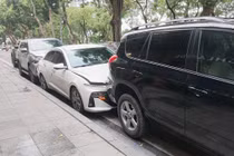 Va chạm liên hoàn giữa 4 ô tô và 1 xe máy trên phố Hà Nội