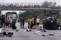 Ô tô 7 chỗ lật ngửa, biến dạng sau va chạm với xe khách