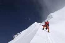 Gần 300 nhà leo núi lập kỷ lục chinh phục thành công đỉnh Everest