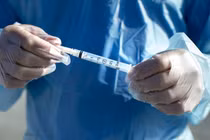Anh thử nghiệm vaccine do AI thiết kế để chống nhiều chủng virus