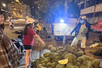 Người dân TPHCM đổ xô 'săn' sầu riêng giá siêu rẻ
