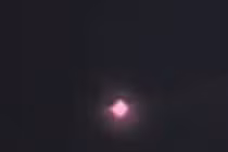 Cảnh sát Mỹ phát hiện UFO có 6 vòng sáng, đổi màu liên tục