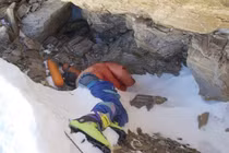 Vì sao thi thể nhà leo núi mãi nằm trên đỉnh Everest?