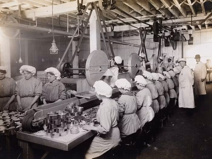 Công nhân đóng gói thịt bò băm năm 1910.