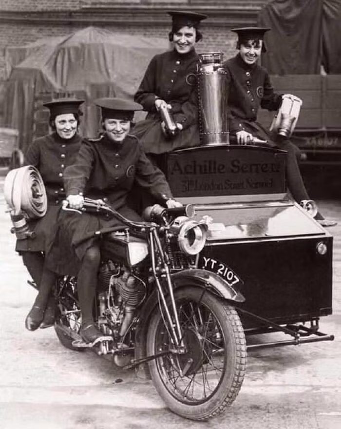 Một đội cứu hỏa nữ trên chiếc xe được cải tiến ở London năm 1932.