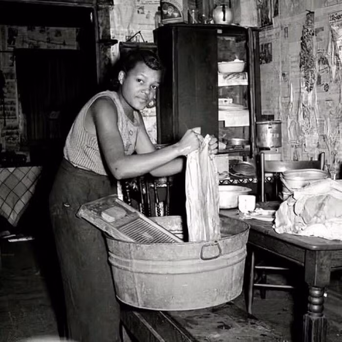 Năm 1938, Bertha Hill, con gái một thợ mỏ ở Tây Virginia (Mỹ), được chụp ảnh khi đang giặt giũ quần áo cho gia đình.
