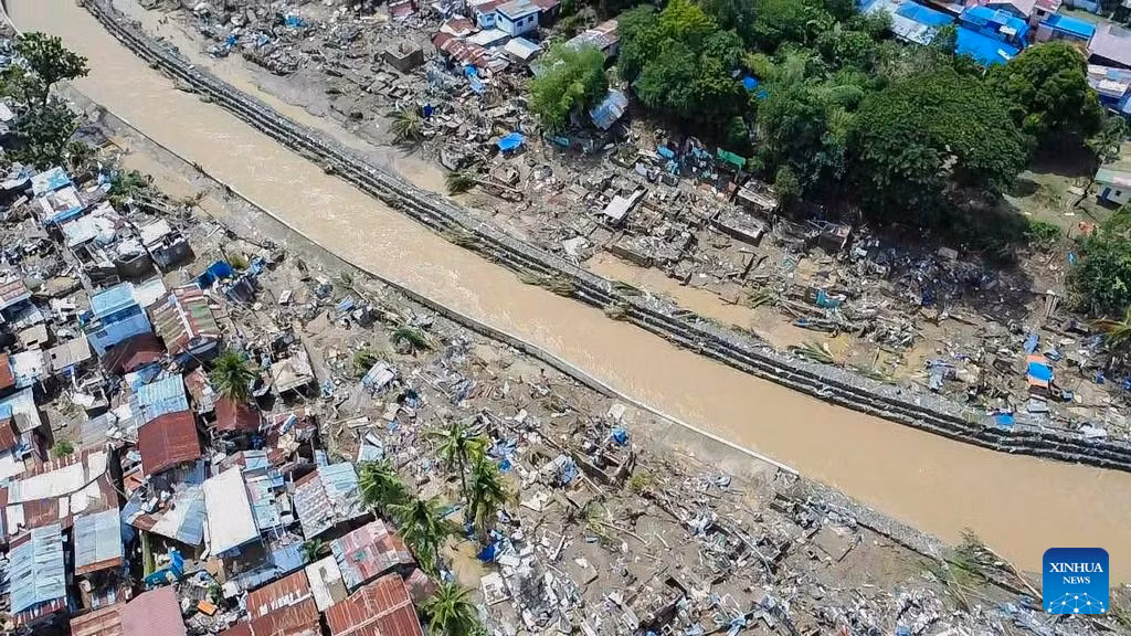 NDDRMC cũng báo cáo 119 thành phố hoặc đô thị ở 5 khu vực đang gặp phải tình trạng mất điện liên tục. Ảnh: Xinhua.
